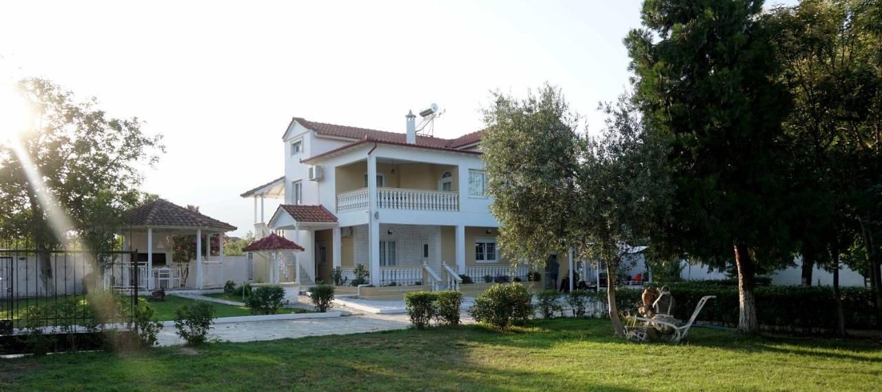 Villa Karras Vrasná Buitenkant foto