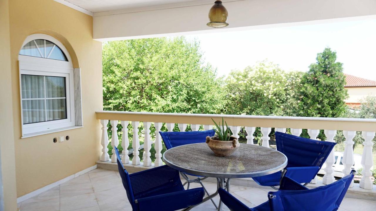 Villa Karras Vrasná Buitenkant foto